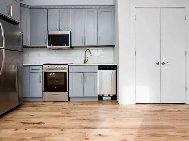 Building Photo - Beautiful one bed, one bath, duplex, boasts space and style.