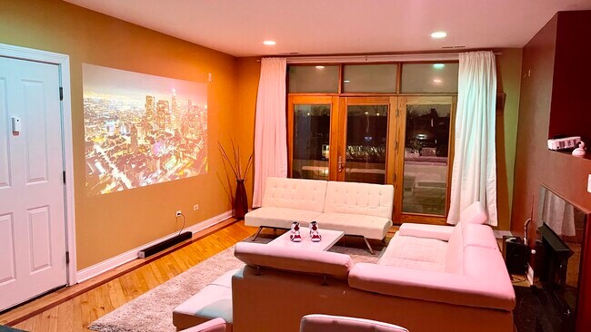 Foto del edificio - 3921 S Indiana Ave