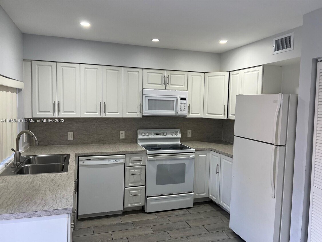 4429 Treehouse Ln Unit E, Tamarac, FL 33319 Condo for Rent in Tamarac