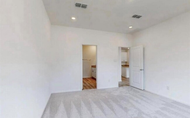 Building Photo - 5961045102 A