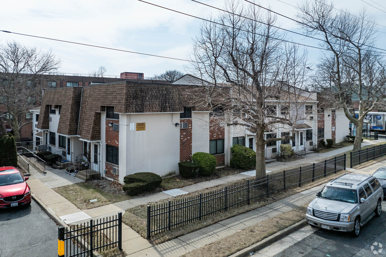Building Photo - Clinton Court Apartments