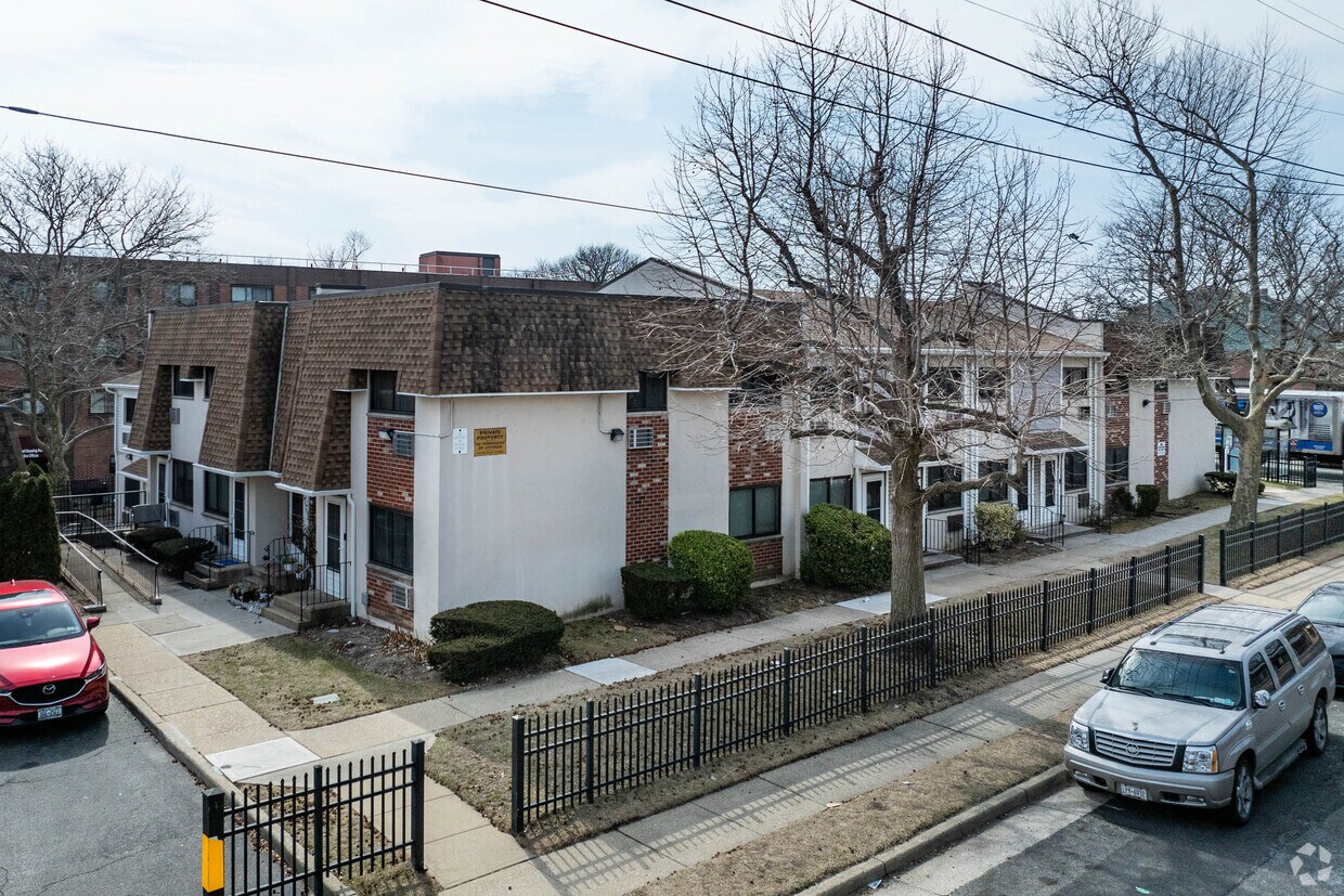 Foto del edificio - Clinton Court Apartments
