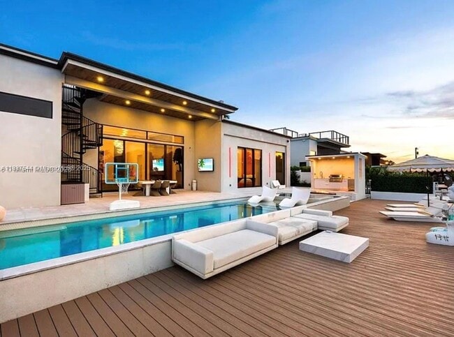 Building Photo - 2225 NE 19th St