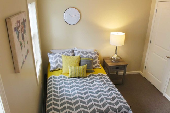 Bedroom-furnished - Temple Street Apartments (Roommate living)