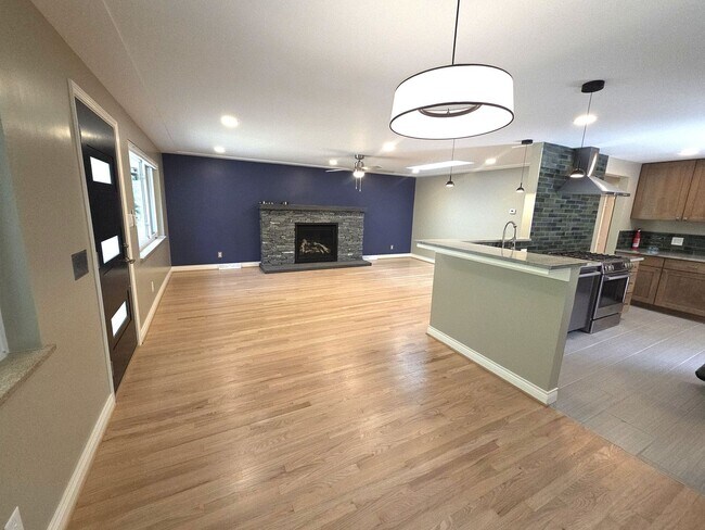 Foto del edificio - 3 Bed 1 Bath Fully Remodeled Denver Gem