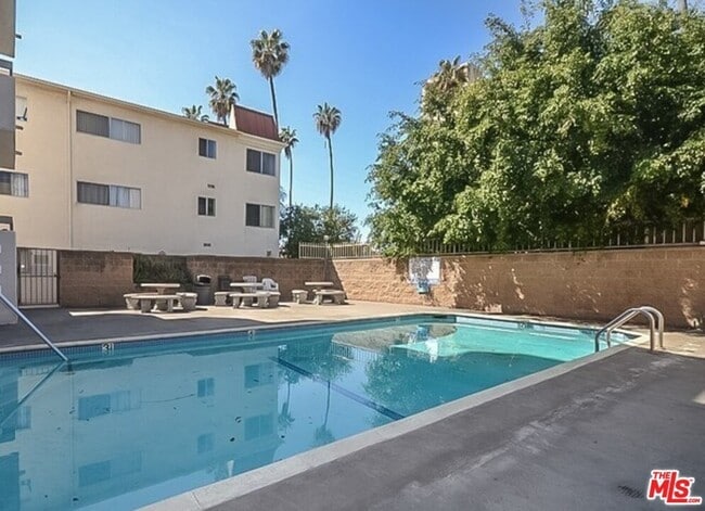 Pool + BBQ area - 533 S St Andrews Pl