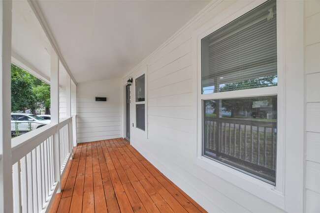Building Photo - 908 Thomas Ave