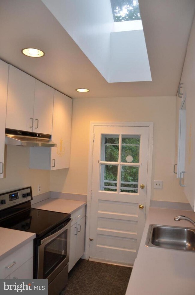 Foto del edificio - 3226 Sleepy Hollow Rd