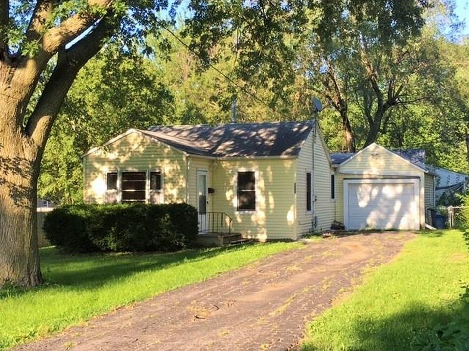 3845 53rd St, Des Moines, IA 50310 House for Rent in Des Moines, IA