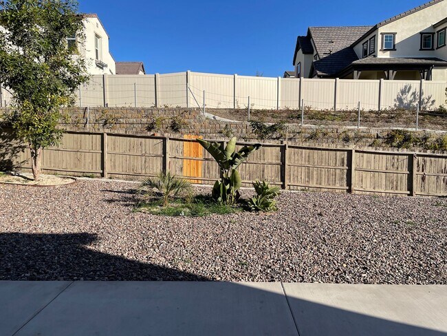 Foto del edificio - Spacious 4 bedroom, 3 bath home located on...