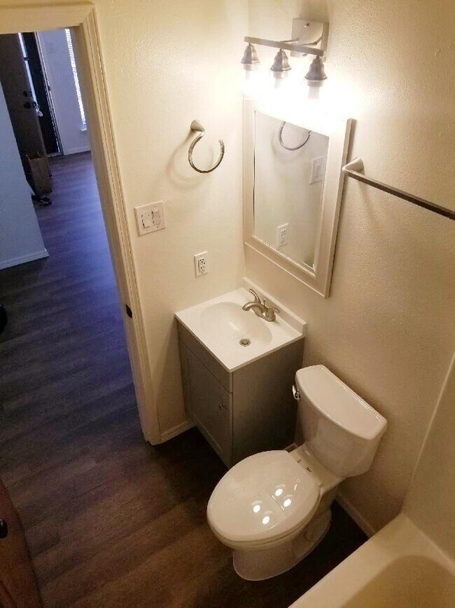 Foto del edificio - 1715 Siri Dharma Ct