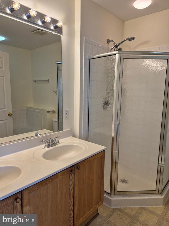 Foto del edificio - 54 Lombard Ln