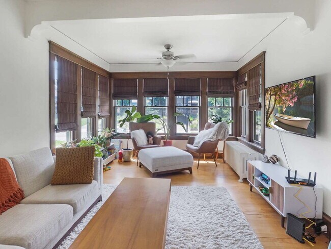 Foto del edificio - Charming 3 bedroom home in Uptown. Pets Welcome!