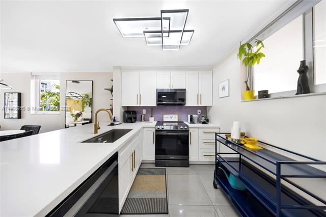 Foto del edificio - West Bay Gardens Condo