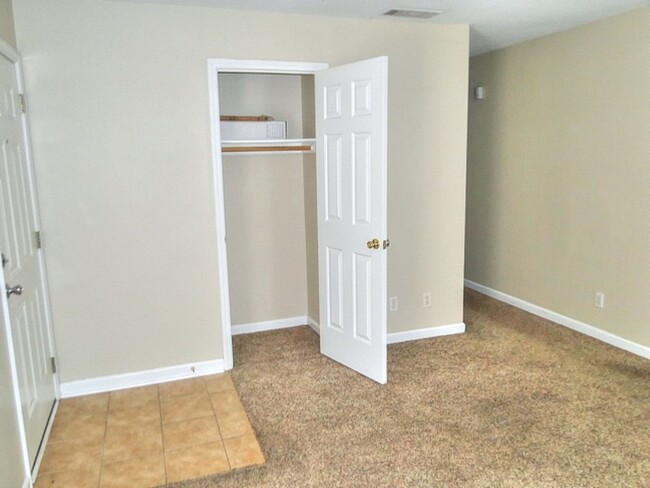 Building Photo - Nice 3 Bed, 1 Bath Home with Covered Front...