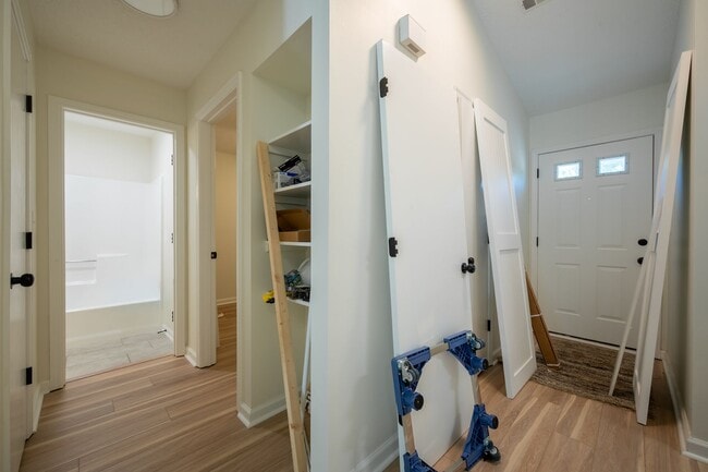 Foto del edificio - 2 Bed, 2 Bath Renovated Townhouse – Single-Level Living – $1,800/month