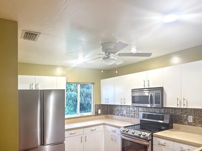 Foto del edificio - 2240 Safe Harbour Ct