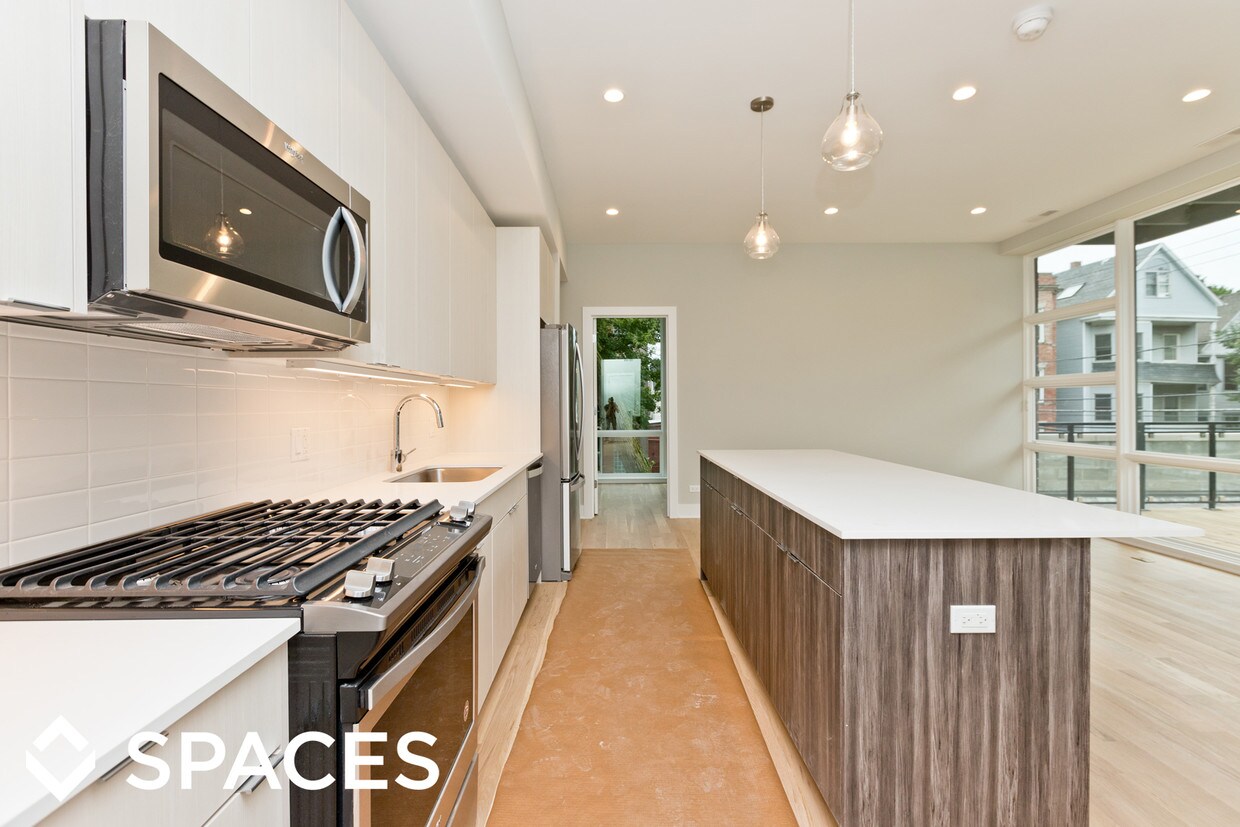 Foto principal - 3335 N Southport Ave