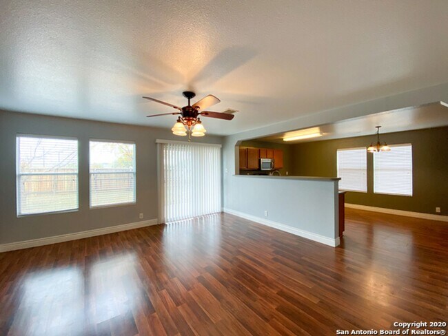 Foto del edificio - Beautiful two-story home in the desirable Silver Oaks community!