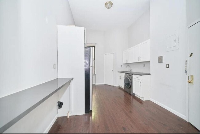 Building Photo - 2 bedroom in NEW YORK NY 10036