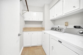 Building Photo - 2239 Kinbrook Dr