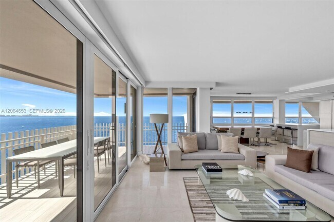 Foto del edificio - 2 Grove Isle Dr