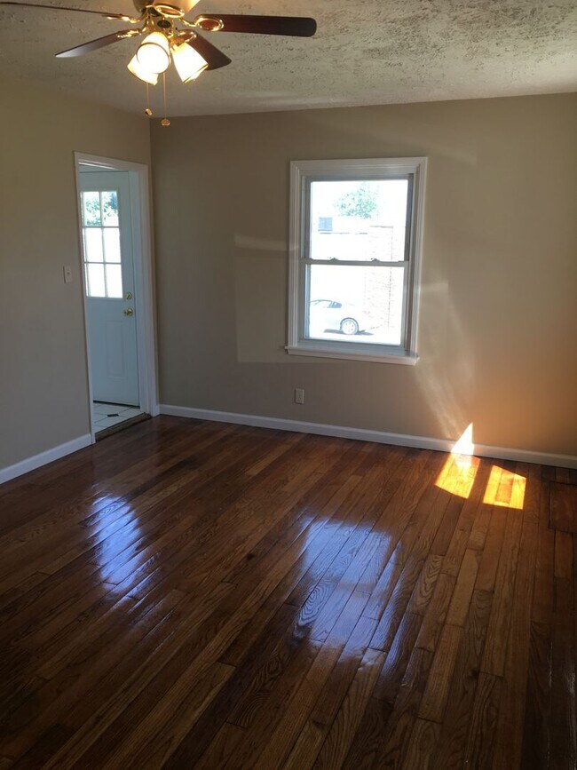 Building Photo - Updated 3 bedroom Single Family Home For Rent!