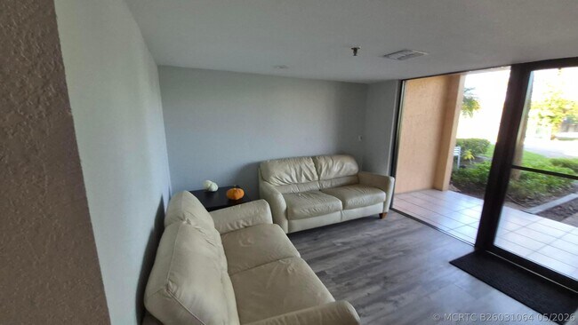 Building Photo - 450 Egret Cir