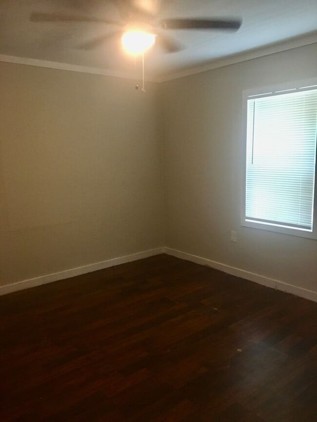 Building Photo - 2 BED HOUSE! Spacious bedrooms