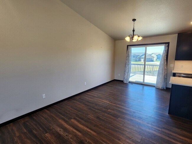 Foto del edificio - ~Applications Pending~ 4 Bedroom, 3 Bathroom with Office for Rent
