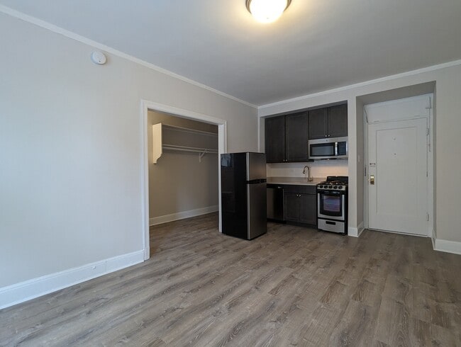 Building Photo - 3335 W Diversey Ave
