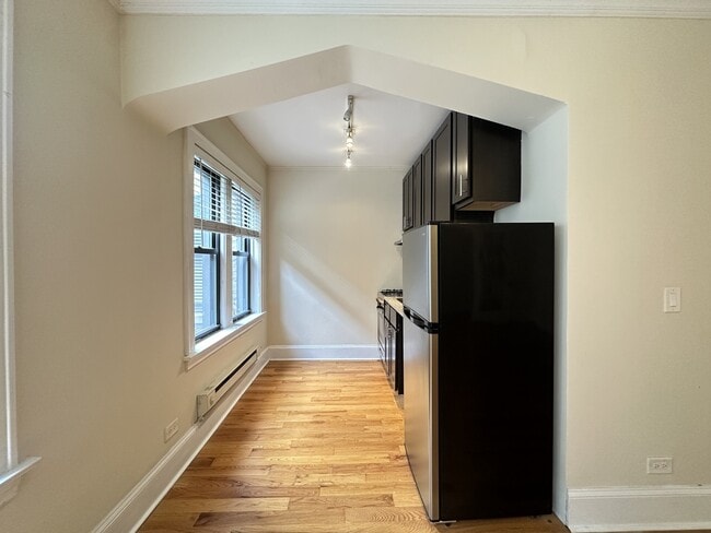 Building Photo - 4743 N Hermitage Ave