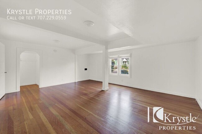 Building Photo - Beautifully Remodeled Lower Unit with A/C.