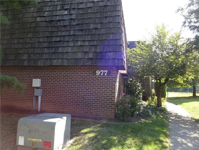 Building Photo - 977 Village Round