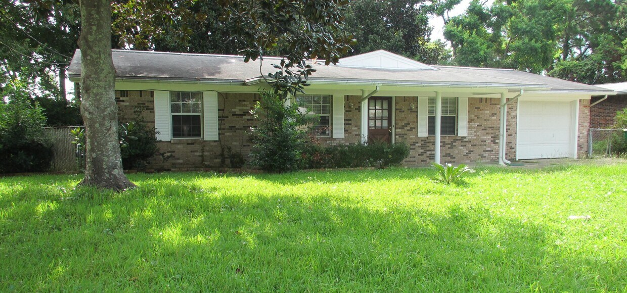 Primary Photo - 184 Brewer Cir