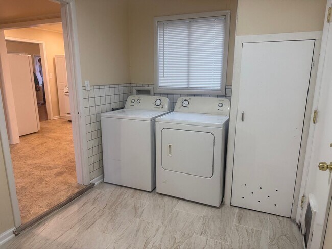 Foto del edificio - Step into this beautifully updated 1950's gem, where charm meets modern convenience