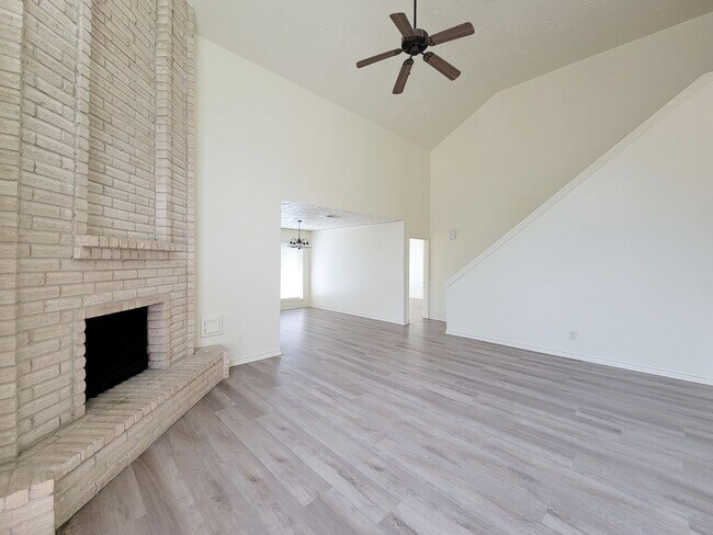 Building Photo - Welcome to this beautiful 2 story, 4 bedroom 2.5 bath home. Spacious living area with high ceilin...