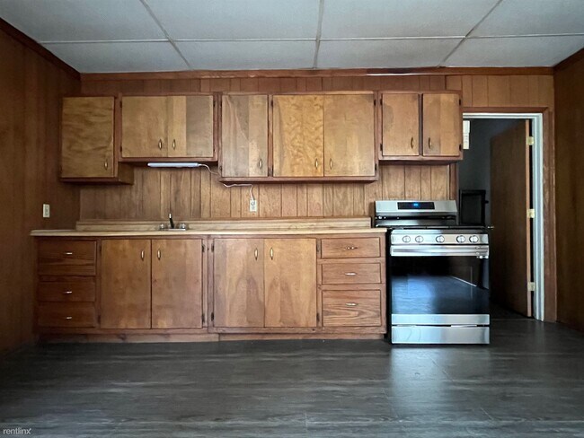 Building Photo - 1 br, 1 bath Triplex - 106 E Main St Apt A