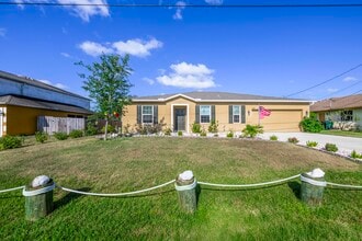 Building Photo - 4042 SW Jaqust St