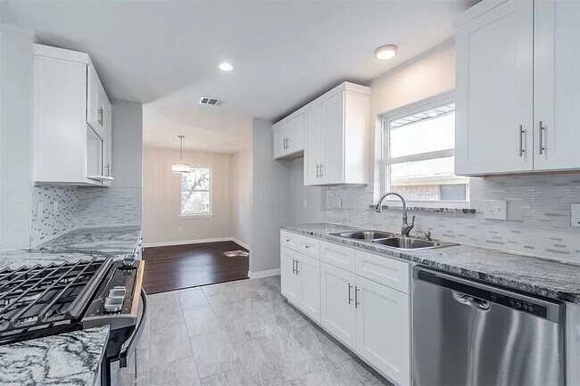 Building Photo - 9905 Parkford Dr