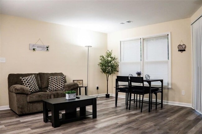 Foto del edificio - 1600 Oakpoint Dr SW