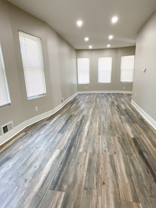 Building Photo - 610 Englewood St