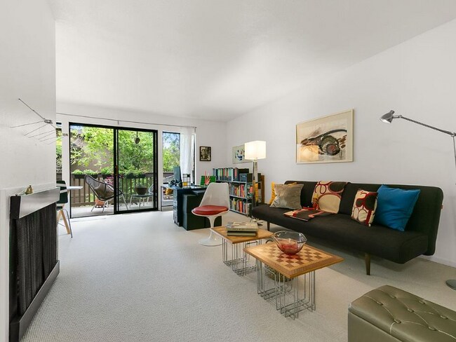 Foto del edificio - 2424 Larkspur Ln