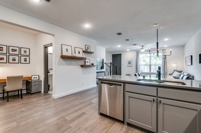 Foto del edificio - Lovely Las Colinas Townhome