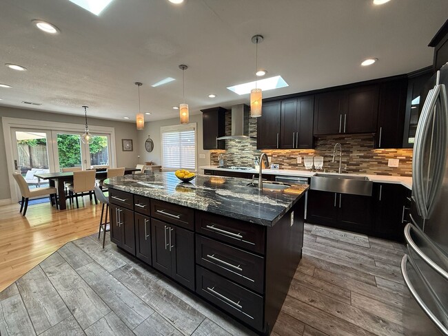 Building Photo - Beautiful 3 Bed 2.5 Bath Home in the Prune...