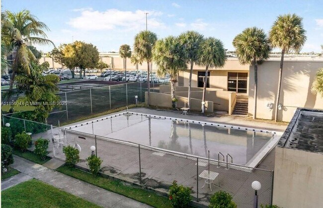 Foto del edificio - 8625 NW 8th St