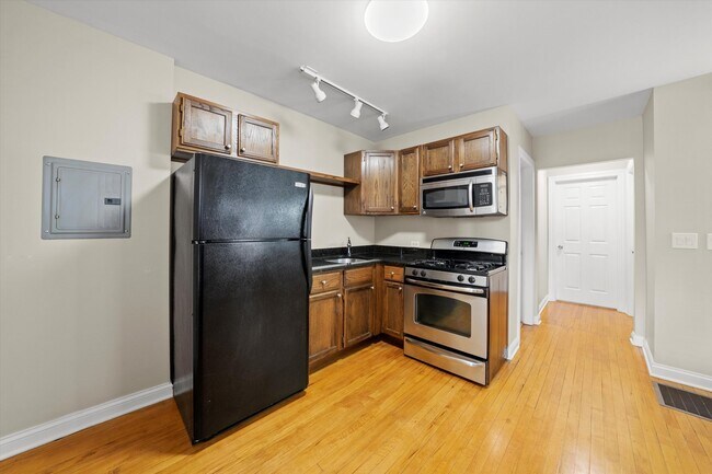 Building Photo - 1025 W 31st Pl