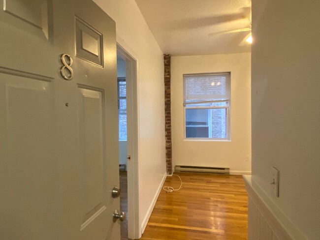 Foto del edificio - Large updated, sunny 3 bed in the heart of...