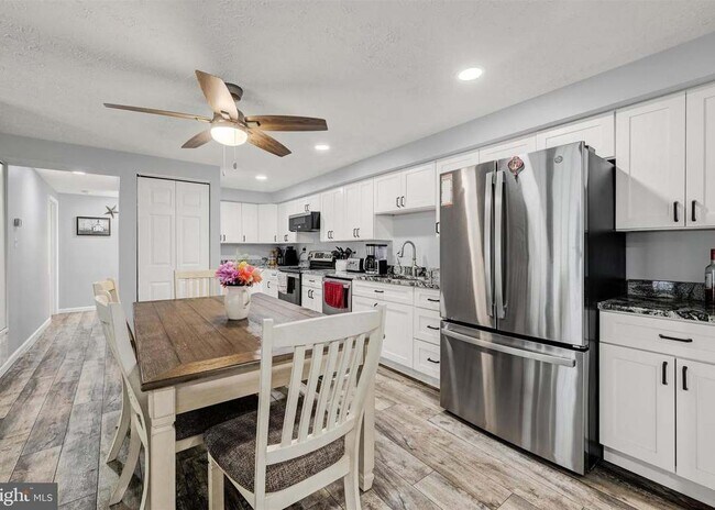 Foto del edificio - 300 Long Cove Ln