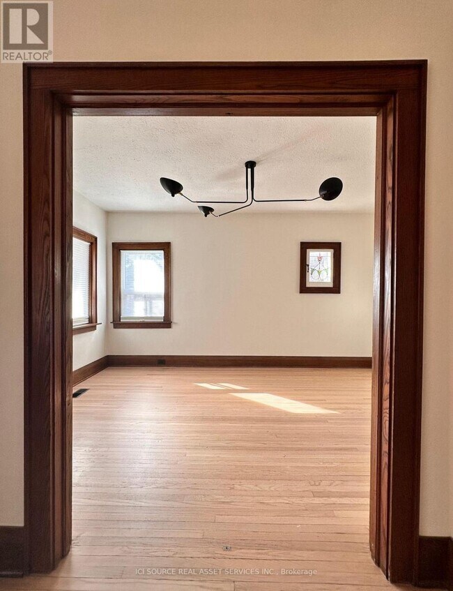 Photo du bâtiment - 32 Alhambra Ave